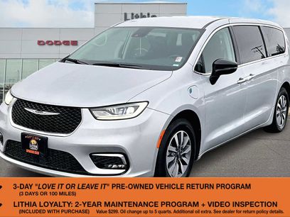 Used 2024 Chrysler Pacifica Select