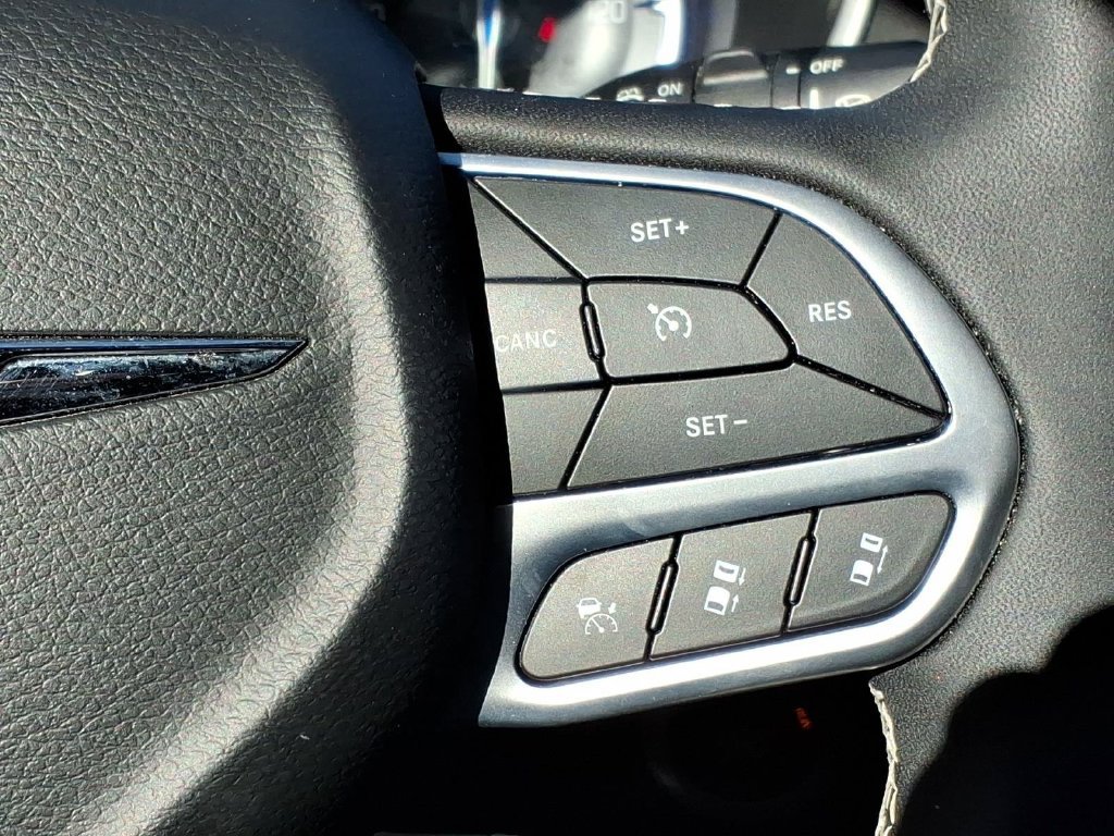 Used 2025 Chrysler Pacifica Select FWD image 25