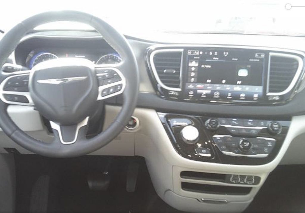 Used 2023 Chrysler Pacifica Touring-L FWD image 4