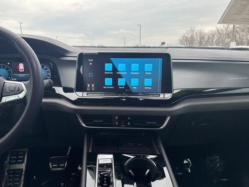 Used 2024 Volkswagen Atlas Cross Sport SEL R-Line image 16