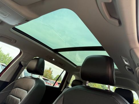 Used 2018 Volkswagen Tiguan SEL Premium image 16