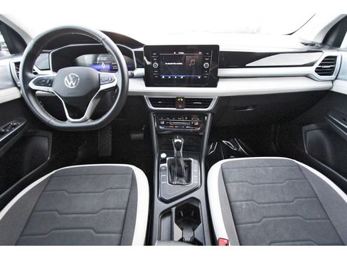 Used 2025 Volkswagen Taos SE FWD image 10