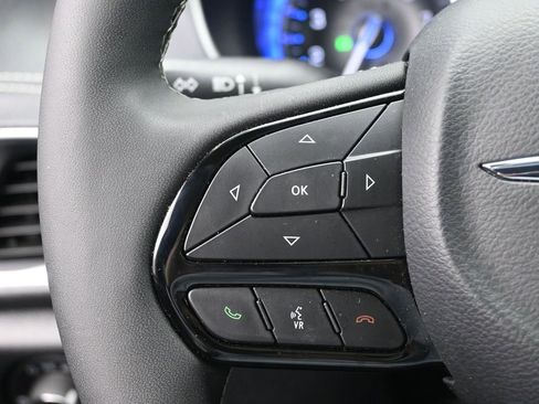 Used 2025 Chrysler Pacifica Limited image 14