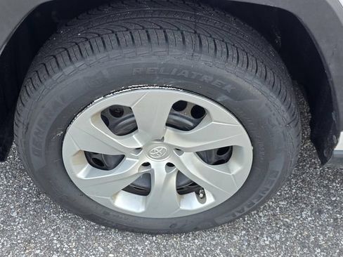 Used 2021 Toyota RAV4 LE AWD/4WD image 29