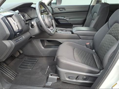 Used 2025 Nissan Pathfinder SV image 7