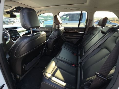 Used 2024 Jeep Grand Cherokee Limited w/ Luxury Tech Group II image 13