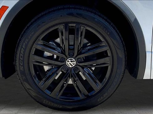 Used 2022 Volkswagen Tiguan SE R-Line FWD image 31
