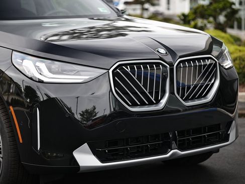 Used 2025 BMW X3 xDrive30i w/ Premium Package image 2