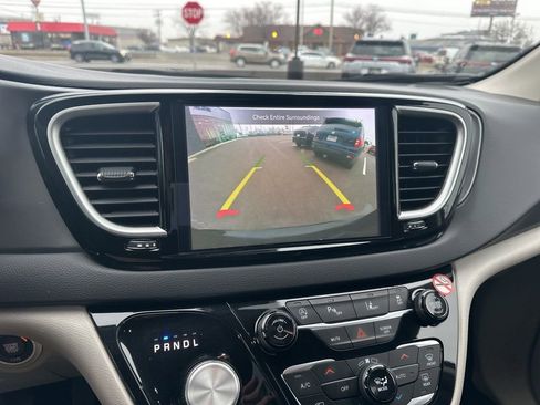 Used 2024 Chrysler Pacifica Touring-L FWD image 16