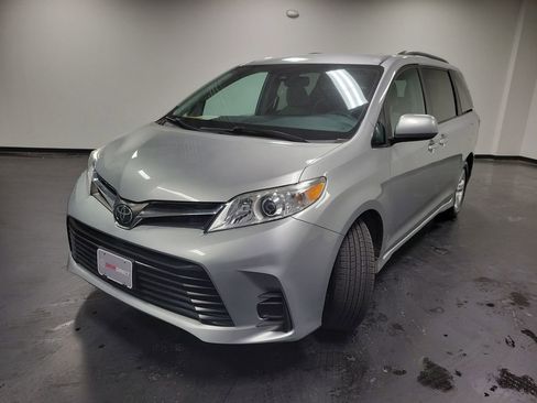 Used 2019 Toyota Sienna LE w/ LE Preferred Package image 4