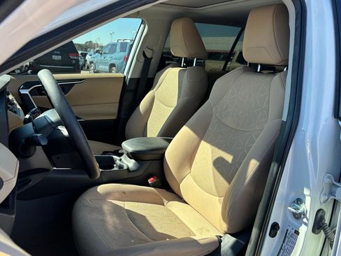 Used 2021 Toyota RAV4 XLE w/ Convenience Package image 7