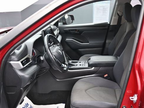 Used 2021 Toyota Highlander LE image 17