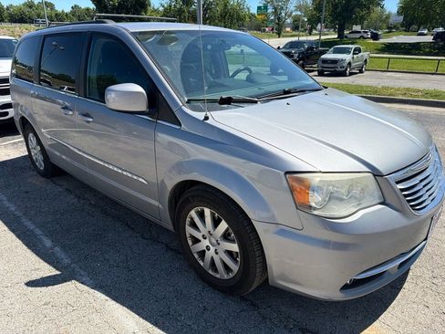 Used 2013 Chrysler Town & Country Touring FWD image 5