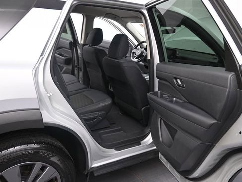 Used 2024 Nissan Pathfinder SV image 17