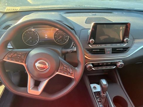 Used 2025 Nissan Altima 2.5 SV FWD image 9