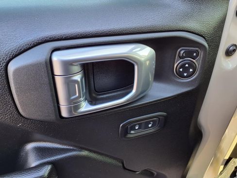 Used 2022 Jeep Gladiator Sport image 12