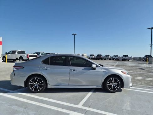 Used 2020 Toyota Camry SE FWD image 6