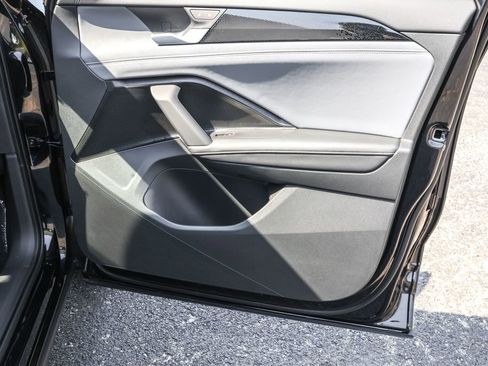 Used 2025 Volkswagen Tiguan SE image 44