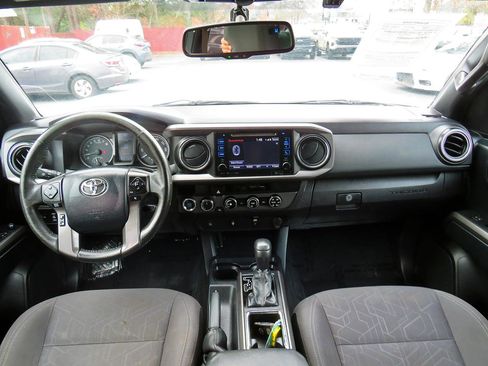 Used 2017 Toyota Tacoma TRD Off-Road image 23