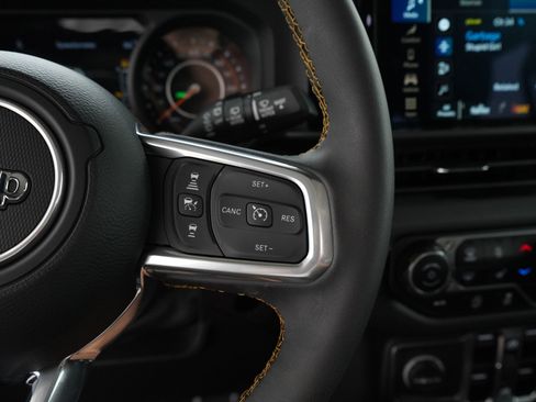 Used 2024 Jeep Wrangler Sahara image 28