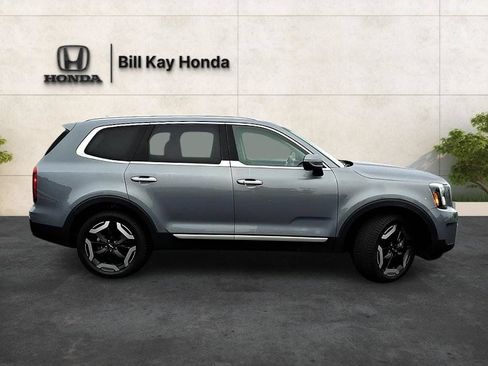 Used 2023 Kia Telluride S FWD image 2