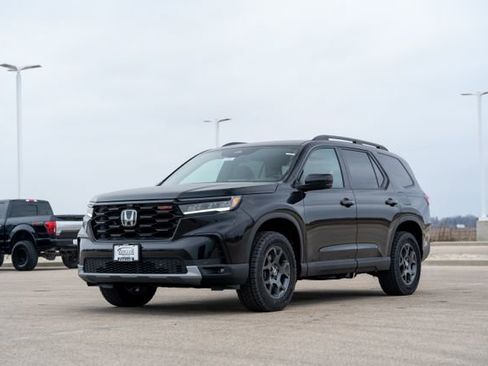 New 2025 Honda Pilot TrailSport image 3