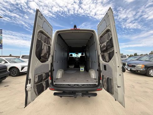 Used 2024 Mercedes-Benz Sprinter 2500 image 8