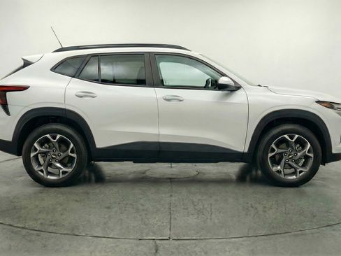 Used 2025 Chevrolet Trax LT image 11