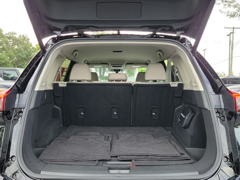 Certified 2025 Nissan Rogue SV FWD image 9