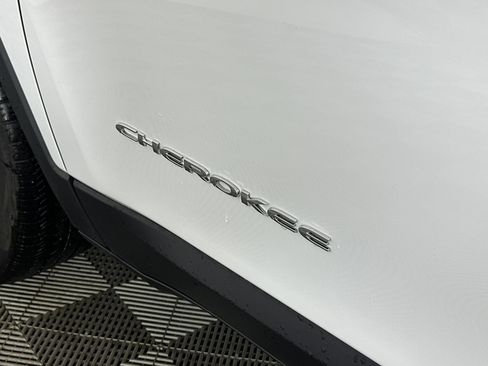 Used 2022 Jeep Cherokee Limited image 17