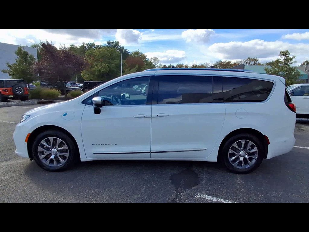 Used 2025 Chrysler Pacifica Pinnacle FWD image 5