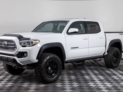 Used 2017 Toyota Tacoma TRD Off-Road w/ Premium & Technology Package AWD/4WD image 1
