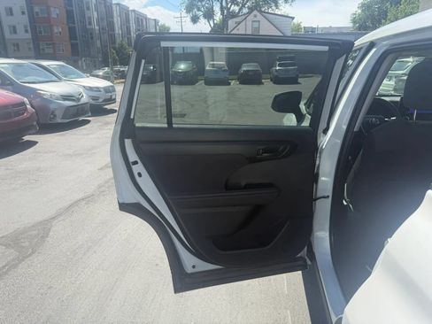 Used 2025 Toyota Highlander LE FWD image 22