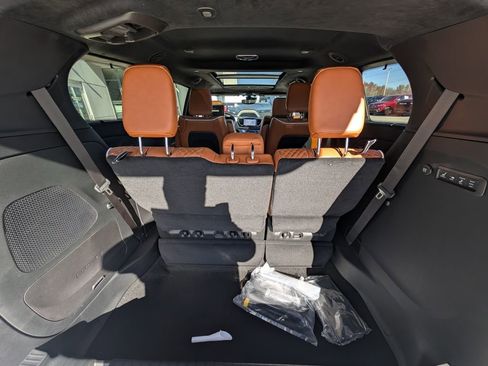New 2026 Chrysler Pacifica Pinnacle w/ Trailer Tow Group FWD image 13