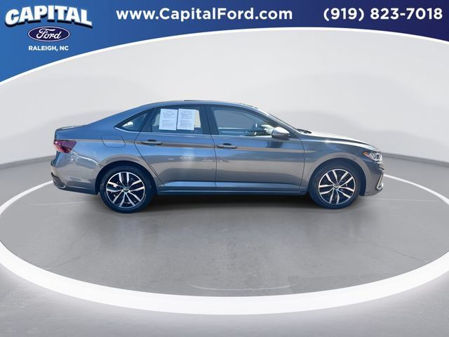 Used 2025 Volkswagen Jetta SE FWD image 9