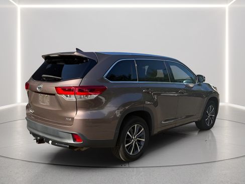 Used 2017 Toyota Highlander XLE FWD image 4