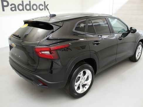 Used 2024 Chevrolet Trax LS w/ LS Convenience Package FWD image 9