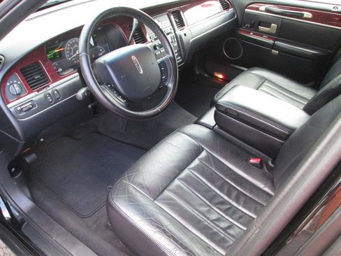 Used 2005 Lincoln Town Car Signature RWD image 11