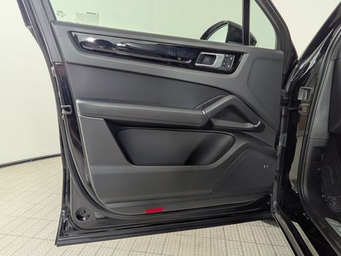 Certified 2023 Porsche Cayenne Platinum Edition AWD/4WD image 13