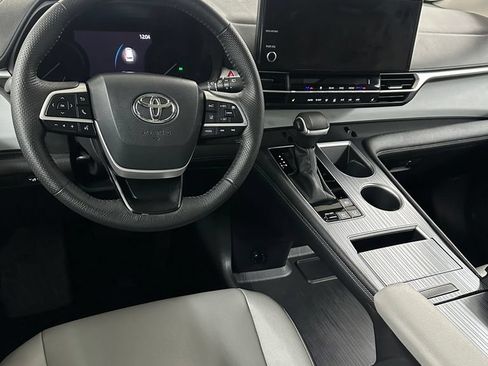 Used 2025 Toyota Sienna XLE FWD image 26