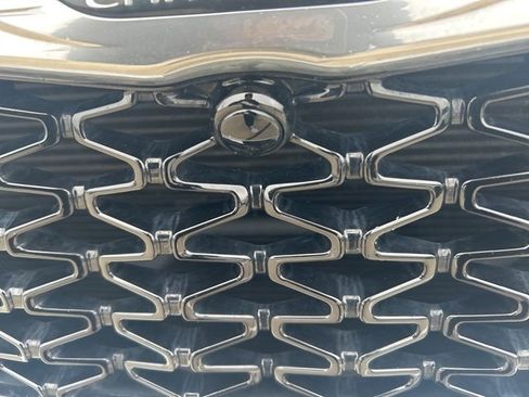 Used 2024 Chrysler Pacifica Touring-L image 3