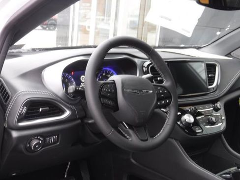 New 2026 Chrysler Pacifica Limited image 14