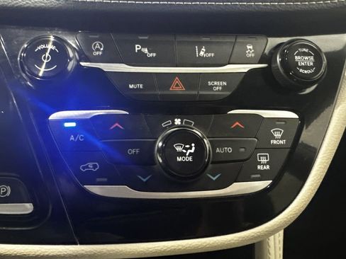 Used 2024 Chrysler Pacifica Limited image 33