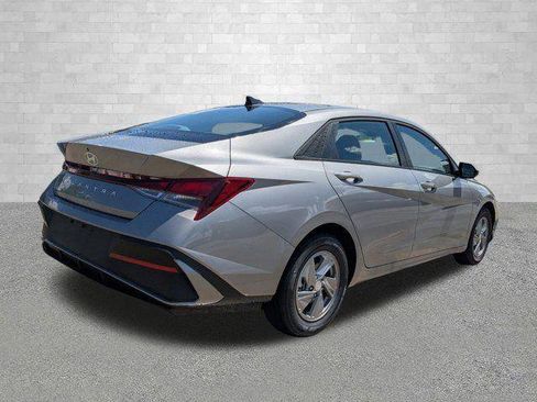 New 2026 Hyundai Elantra SE FWD image 2