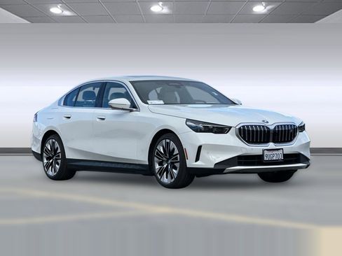 Used 2025 BMW i5 eDrive40i w/ Premium Package image 7