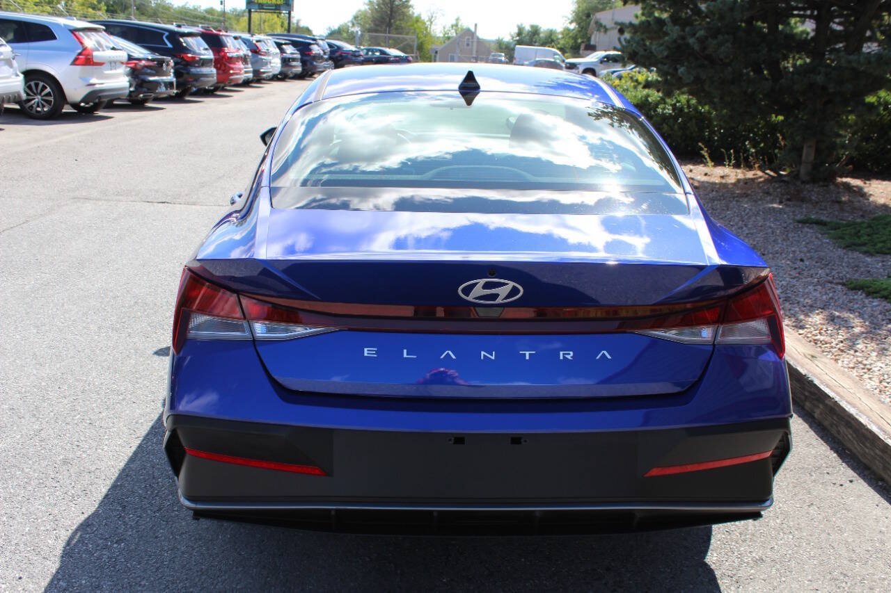 Used 2025 Hyundai Elantra SE FWD image 7