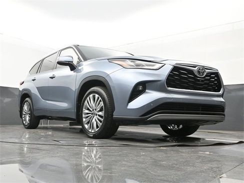 Used 2024 Toyota Highlander Platinum image 26