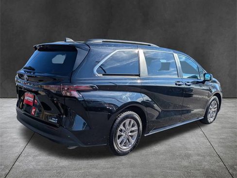 Used 2024 Toyota Sienna XLE image 4