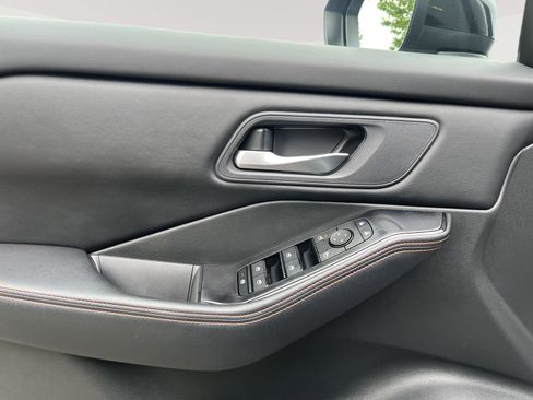 Used 2025 Nissan Rogue SV AWD/4WD image 19