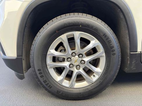 Used 2018 Chevrolet Traverse LT w/ LPO, Black Accent Package FWD image 17